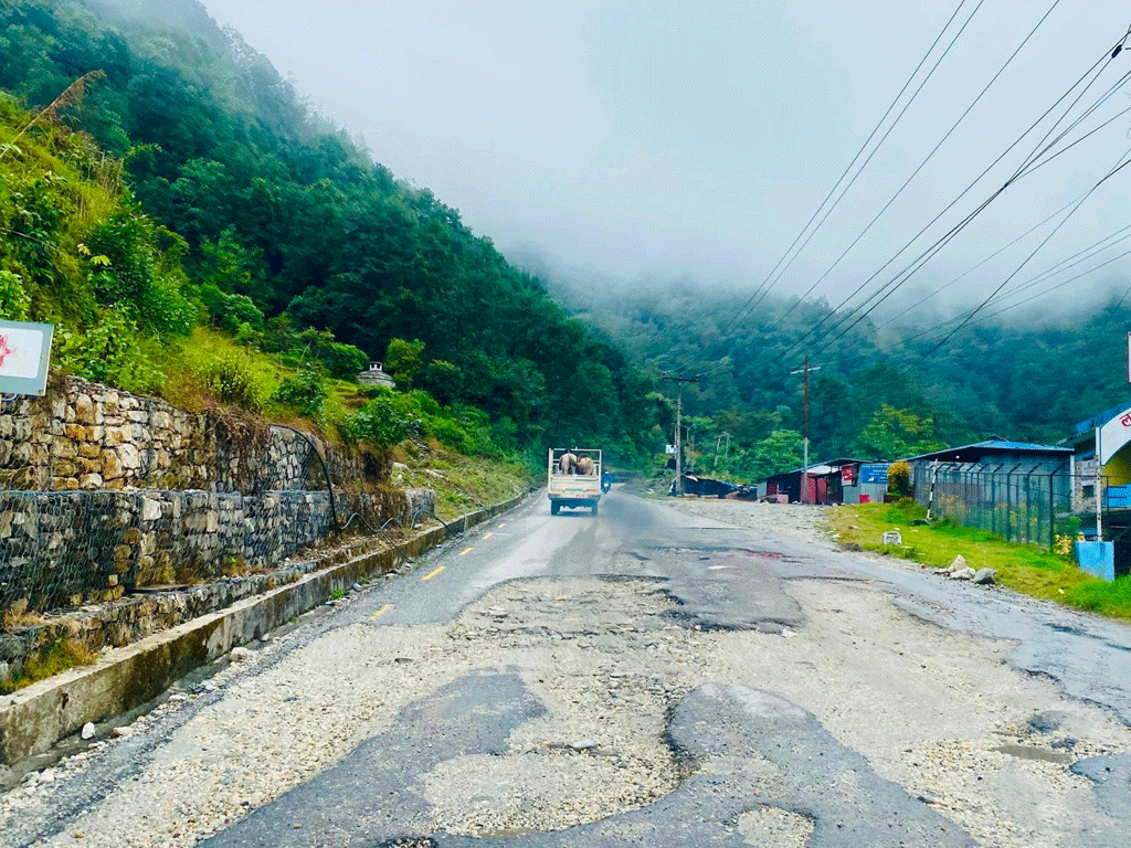 पोखरा-बागलुङ सडकमा यात्रा गर्न सकस