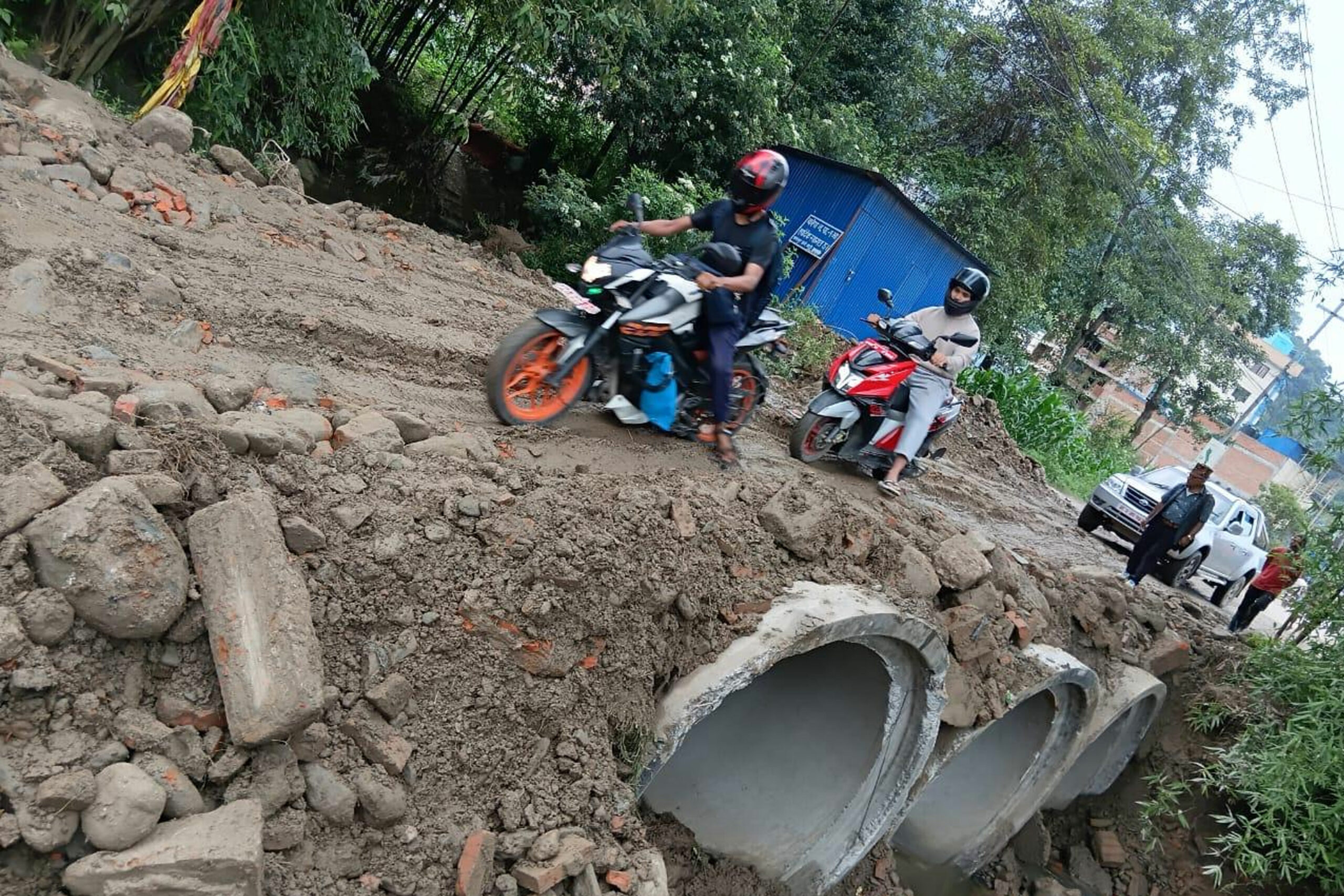 ह्युमपाइप राखेर अवरुद्ध नाला-भक्तपुर सडकखण्ड खुलाइयो