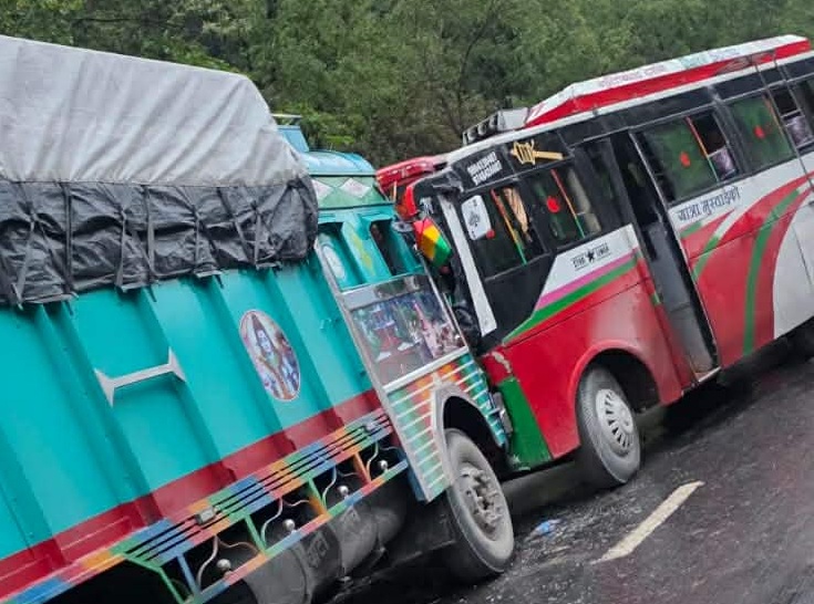 म्याग्दीको जलेश्वरमा बस र ट्रक एकआपसमा ठोकिँदा चालकसहित १५ जना घाइते