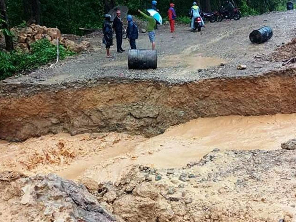 दुम्किवासमा ‘डाइभर्सन’ बग्दा पूर्वपश्चिम राजमार्ग अवरुद्ध