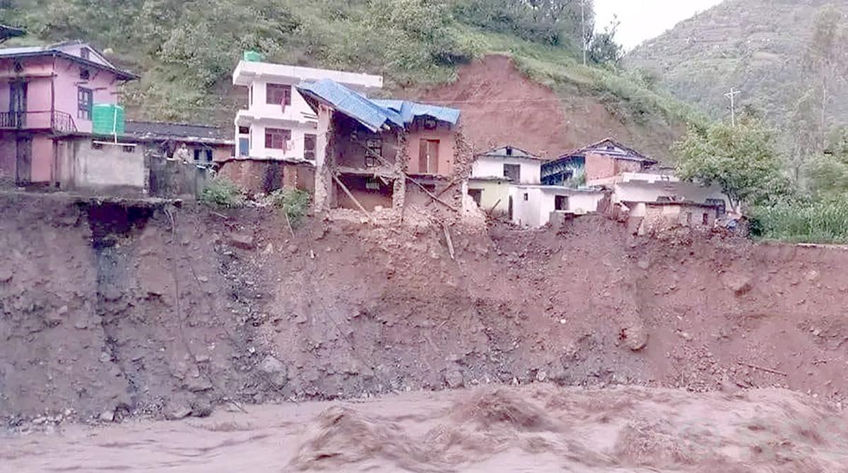 आठबीसकोट बाढी : पुरिएका तीन बालिकाको शव निकालियो, बेपत्ता एकको खोजी जारी