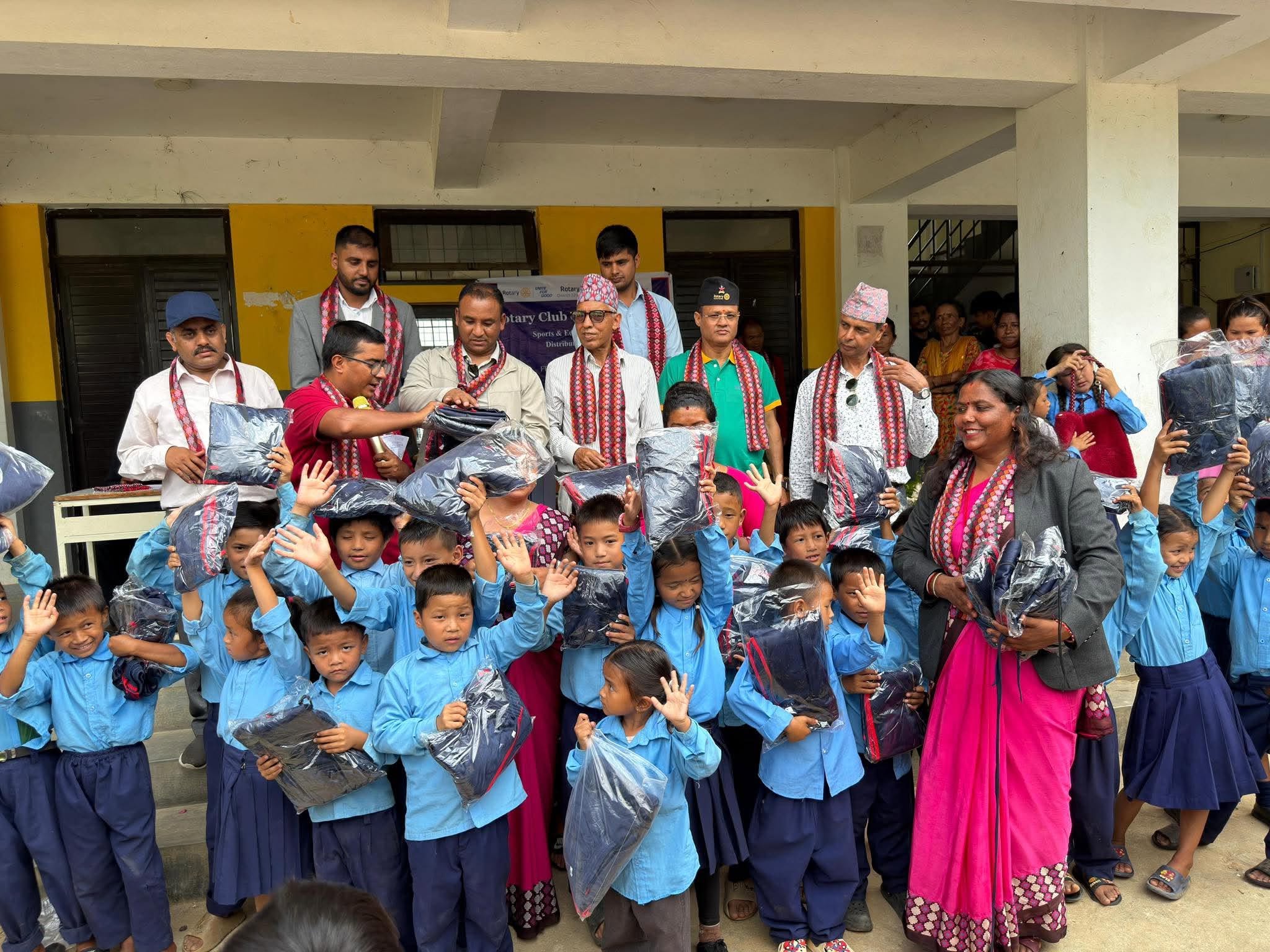 नुवाकोट किस्पाङका विद्यालयहरूमा शैक्षिक सामग्री वितरण