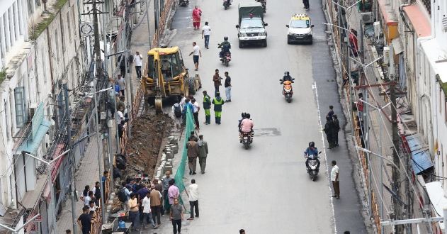 न्युरोडमा फुटपाथ विस्तारको काम शुरु