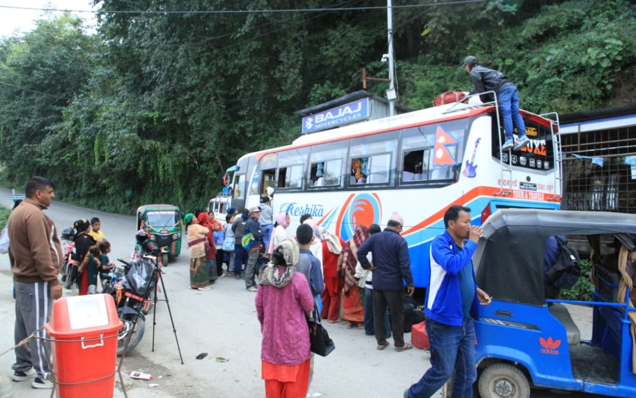 तिहारपछि यात्रुको भिड : सिट अभाव हुँदा यात्रुलाई सास्ती