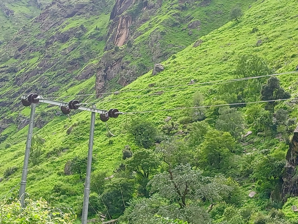 ठेकेदारको लापरबाहीले बलेन बिजुली