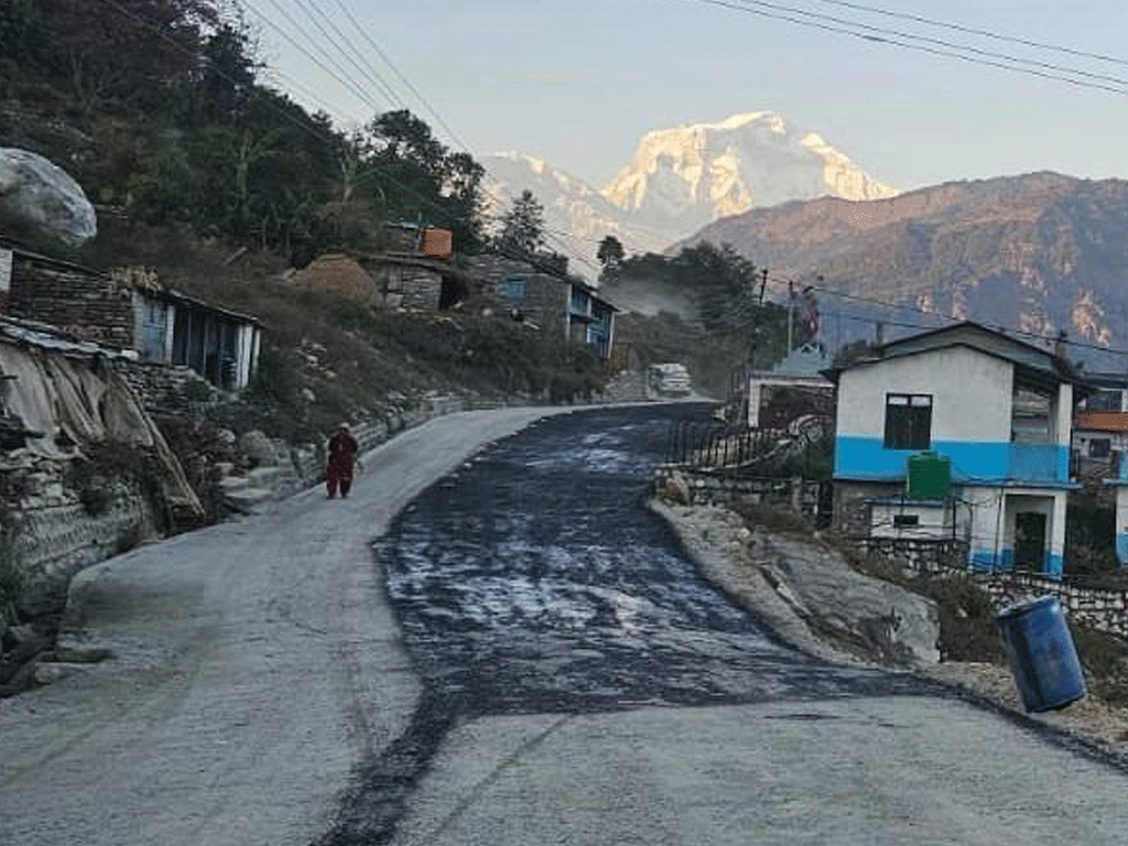 बेनी-पाखापानी सडक : किराखोर-नेप्टेचौर खण्डमा धमाधम कालोपत्र हुँदै