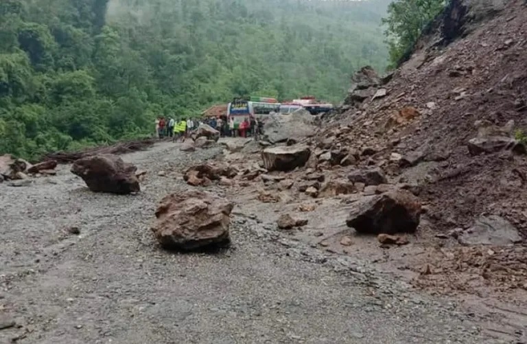 कर्णाली राजमार्गमा सधैं पहिरोको जोखिम