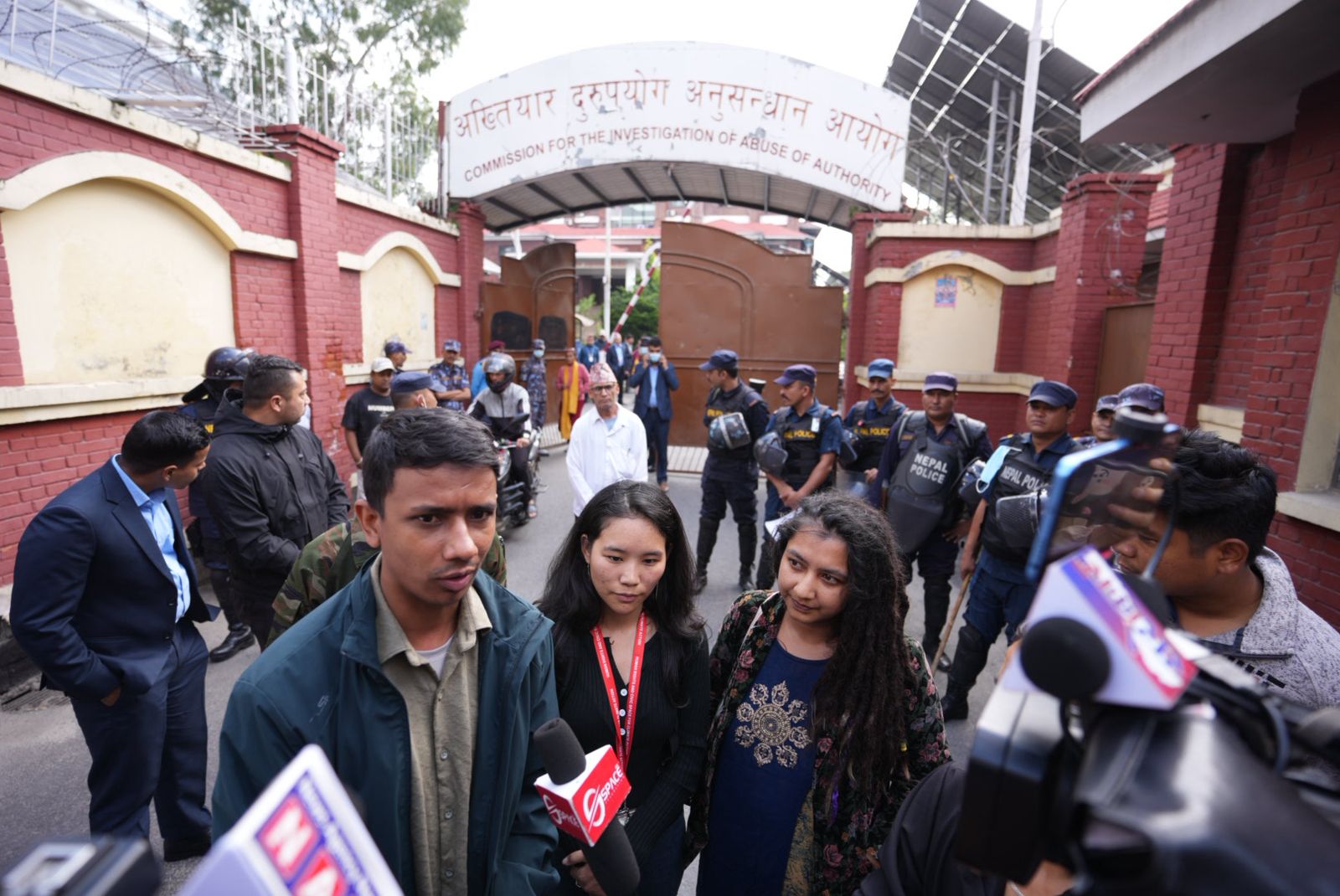 अख्तियार प्रमुखको राजीनामा माग्दै कार्यालयमा पुगे जेन जेड