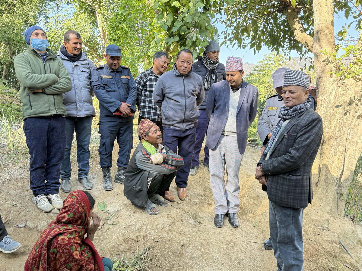 ढाकावाङ्गमा सरकारी टोली, विपन्न मनिराम नेपालीलाई राहत