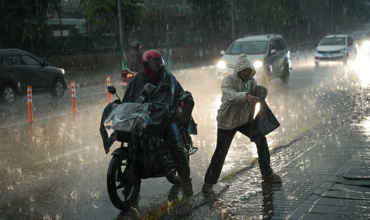 हुरीबताससहित वर्षा : मकवानपुरमा सबैभन्दा बढी, वर्षा उत्तरपूर्वतिर सर्दै