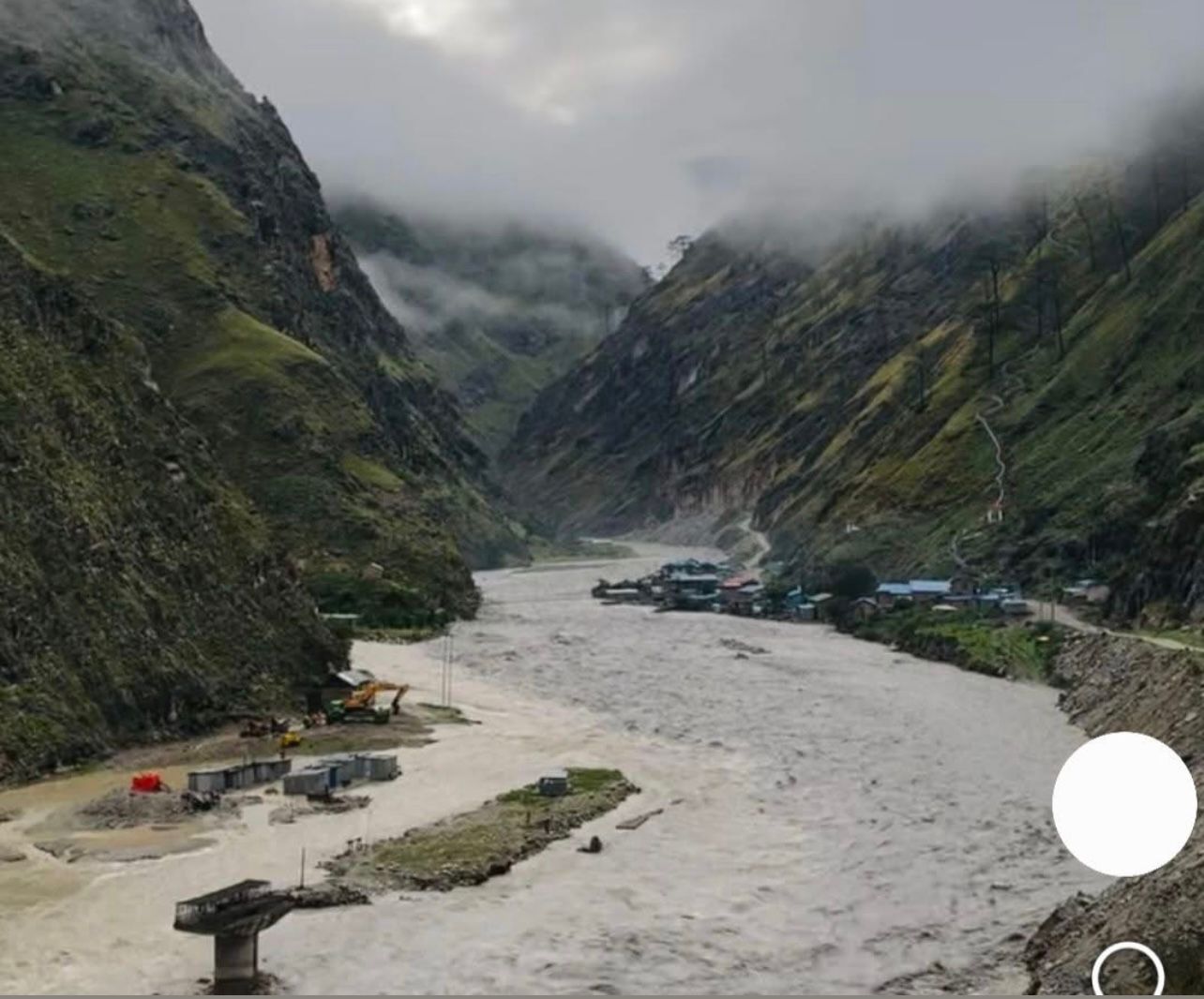ठुली भेरी नदीमा बढ्दो बहाव : त्रिवेणीमा निर्माणाधीन पक्की पुलको क्याम्पसाइटमा क्षति