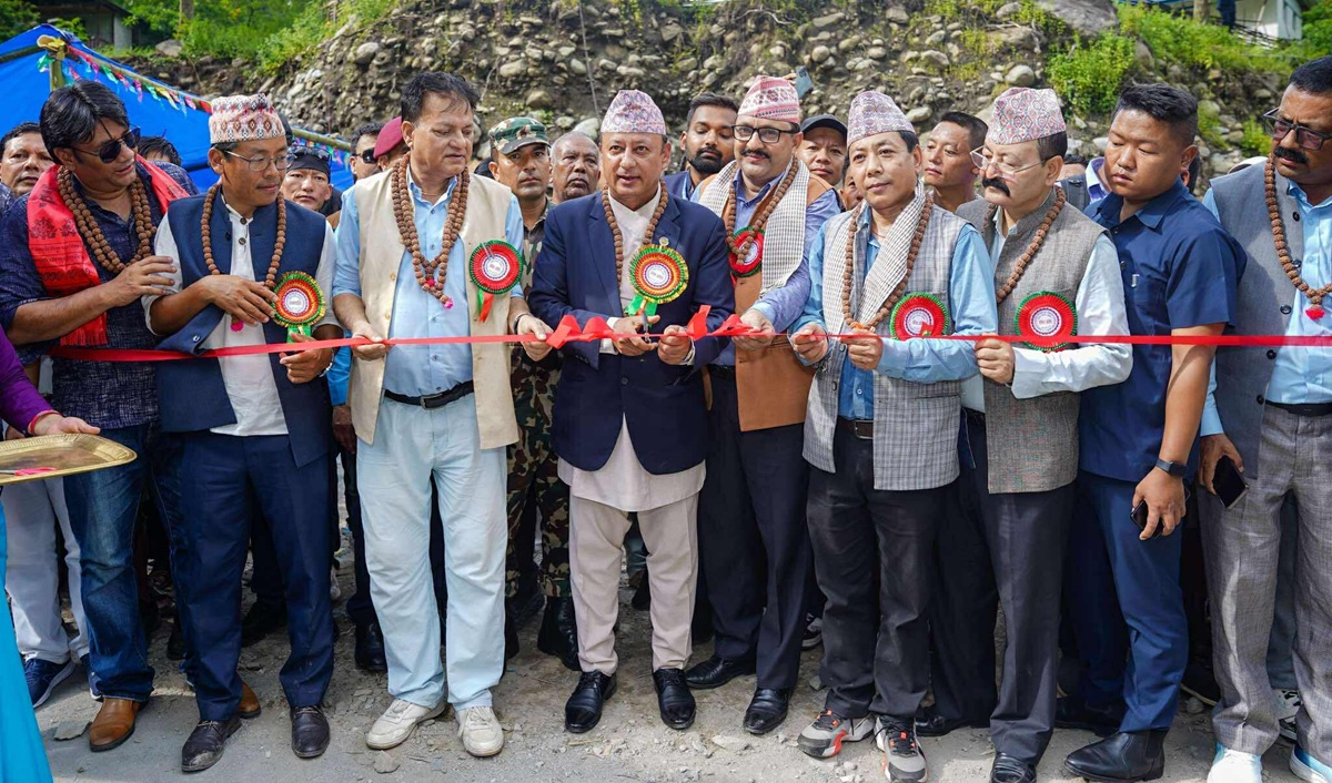 मन्त्री खड्काद्वारा मोटरेबल पुल उद्घाटन, संखुवासभामा ऊर्जा र पर्यटन पूर्वाधारमा तीव्र लगानीको घोषणा