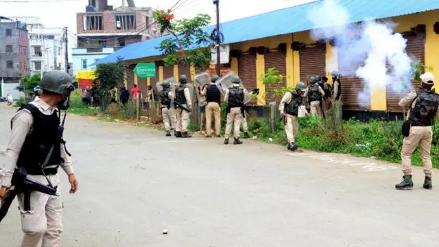 मणिपुरमा हिंसा वृद्धि भएपछि भारतीय प्रहरीद्वारा दर्जनौँ पक्राउ