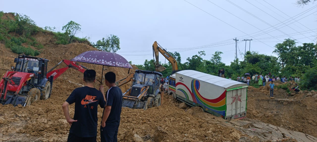 दाउन्ने सडकखण्ड भासिँदा सवारी आवागमन बन्द