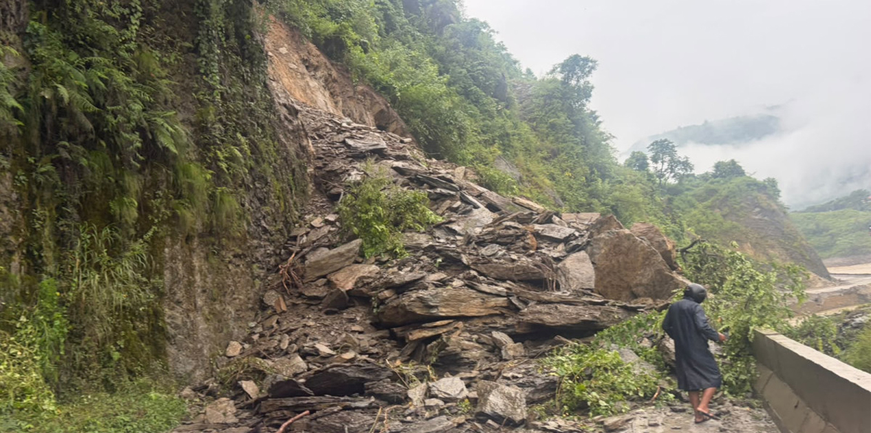 पृथ्वी राजमार्गको बांगेमा खस्यो विशाल पहिरो, यातायात सेवा पूर्ण रूपमा अवरुद्ध