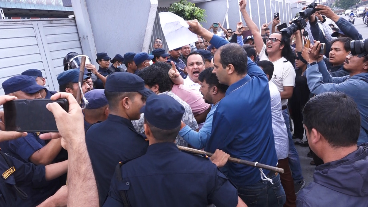पत्रकार श्रेष्ठ पक्राउको विरोधमा काठमाडौं प्रहरी परिसर अगाडि महासंघको धर्ना