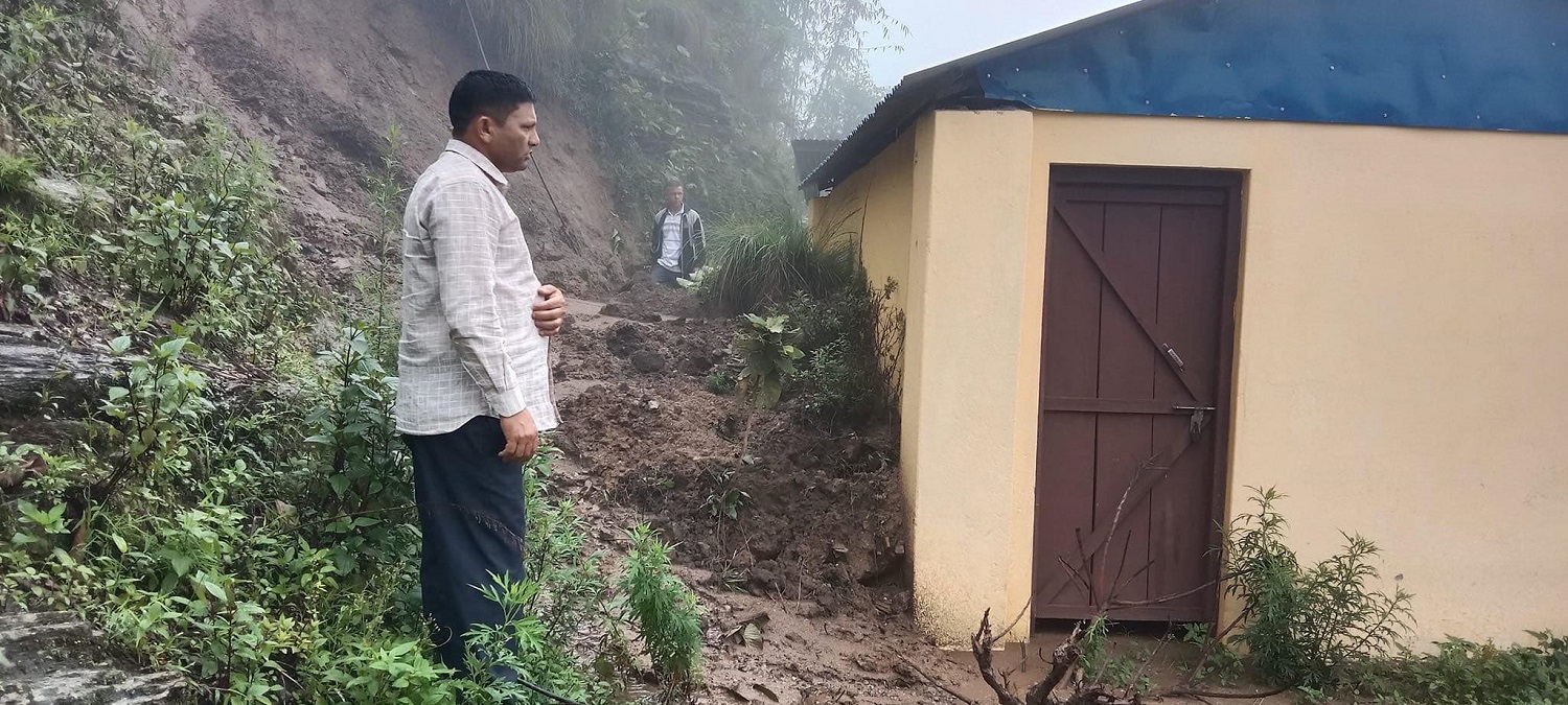 उदयपुरमा वर्षातले घरहरुमा क्षति, सडक अवरुद्ध हुँदा आवत-जावतमा समस्या 