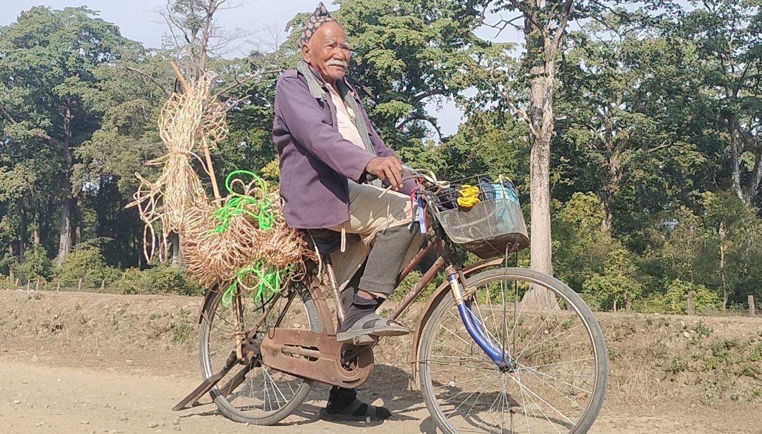 ८४ वर्षमा पनि गाउँबस्ती डुल्दै व्यापार