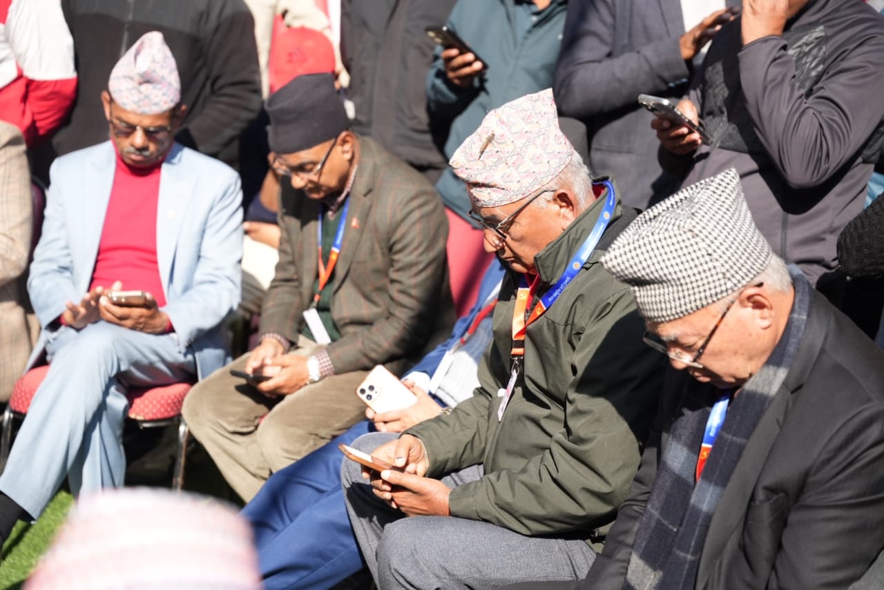 एमाले महाधिवेशन : मोबाइलमा मतपरिणाम हेर्दै उम्मेदवारहरू (फोटोफिचर)