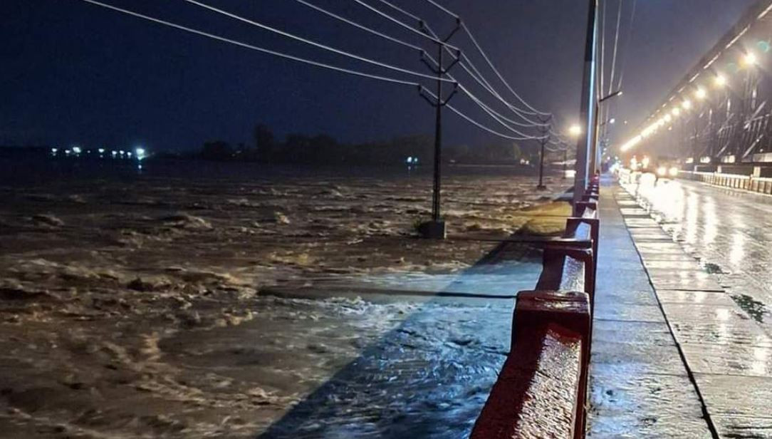सप्तकोशीमा पानीको बहाव ५६ वर्षयताकै बढी, सवारीसाधनलाई आवागमन बन्द
