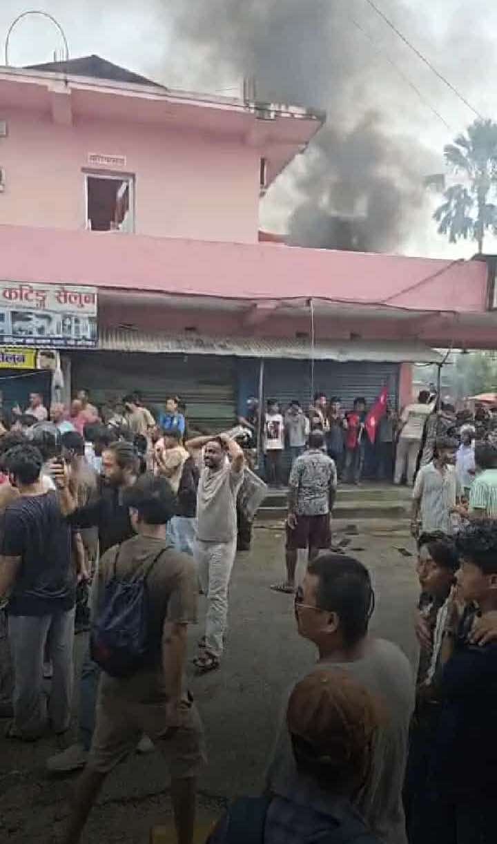 जेन्जी समूहद्वारा त्रियुगाकाे कार्यालय र पूर्व मेयर चौधरीको घरमा आगजनी