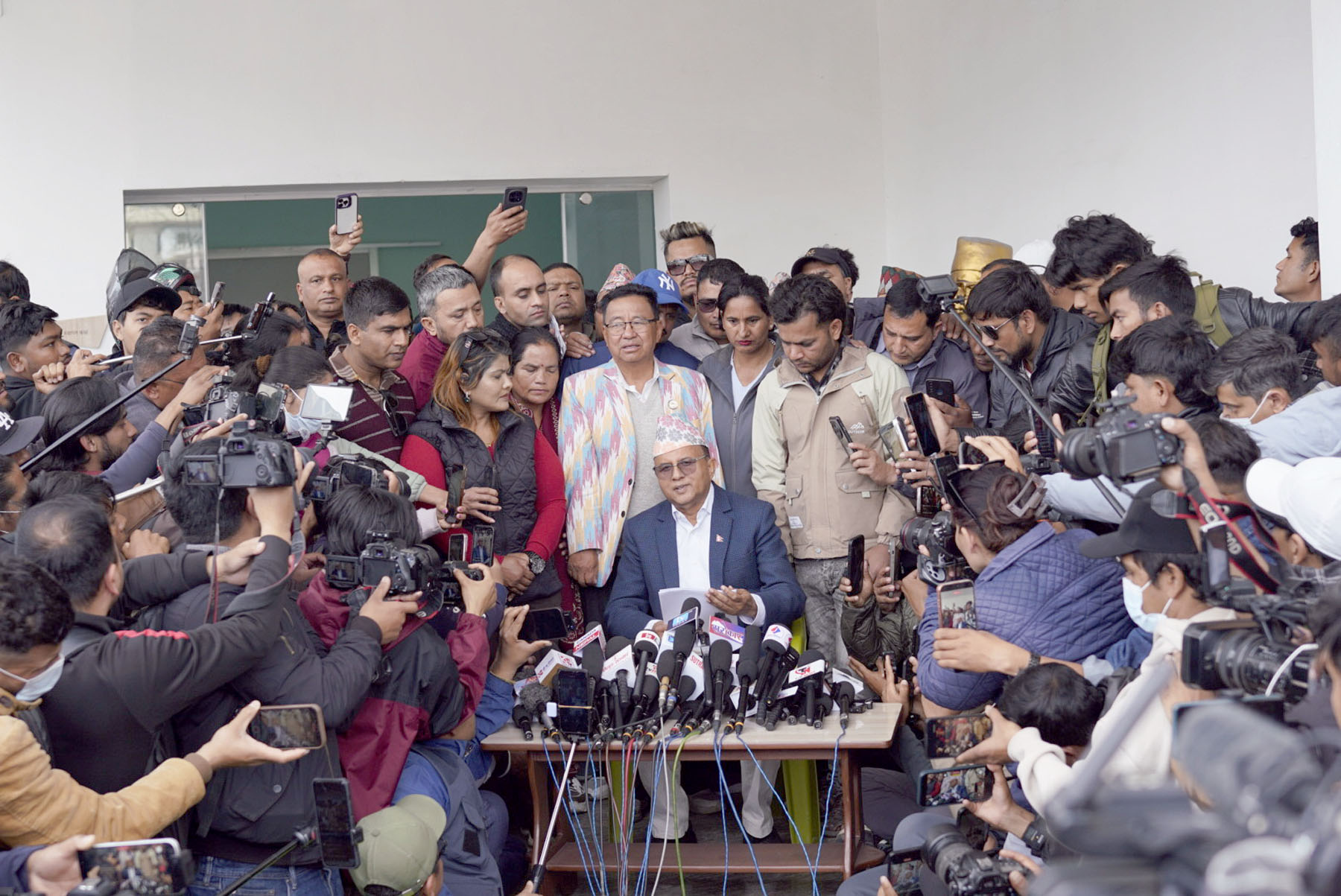 पार्टी अध्यक्ष ओली र कांग्रेस नेता लेखकलाई रिहाई गर्न एमालेको माग