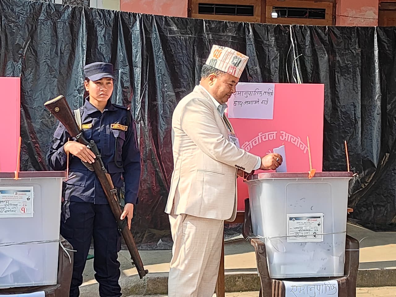 महेश बस्नेतले गरे मतदान