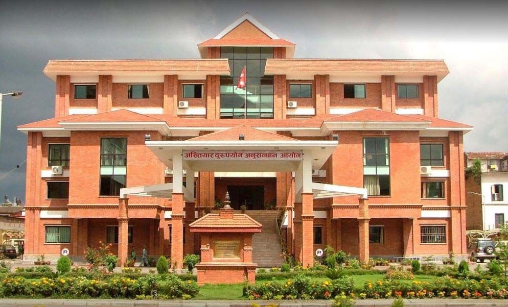 २ लाख रुपैयाँ घुससहित अदालतका कर्मचारी पक्राउ