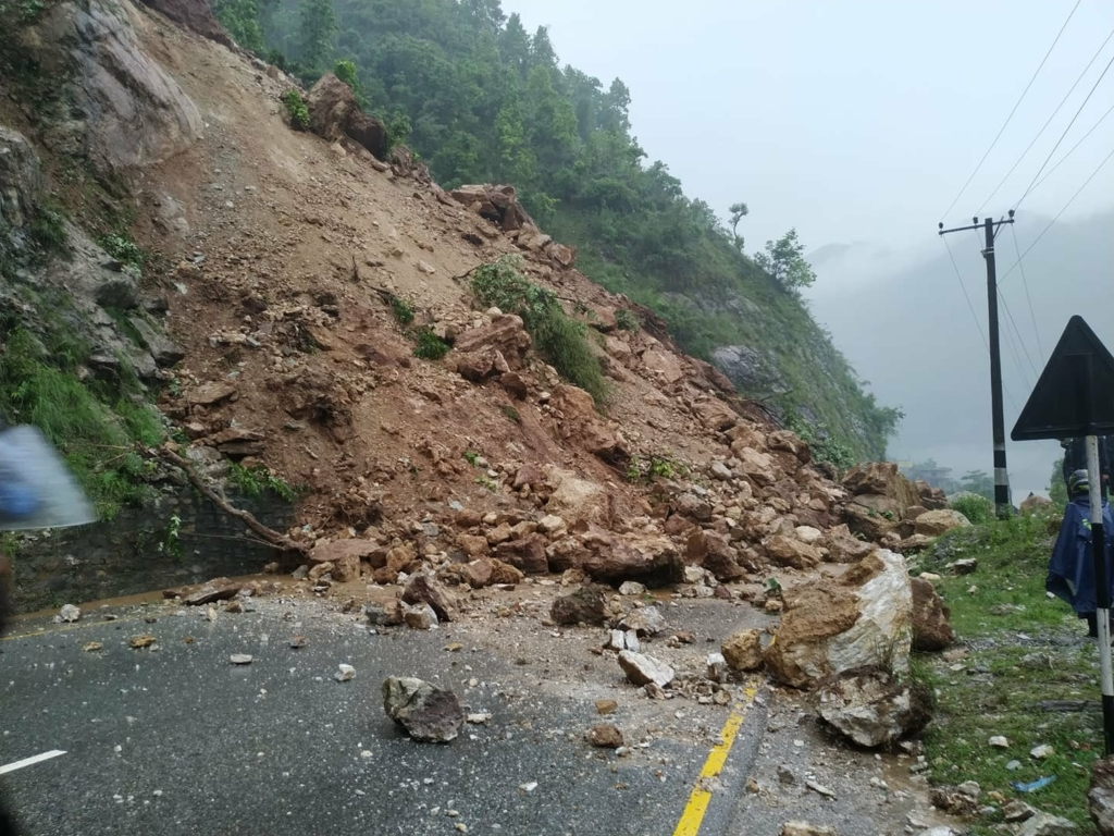 बाढी पहिराले देशभरका ९ सडकखण्ड पूर्ण अवरुद्ध 