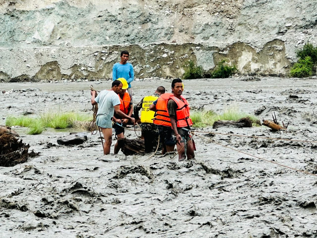 डोल्पाको ठुली भेरी नदीको टापुमा फसेका ४ जनाको सकुशल उद्धार