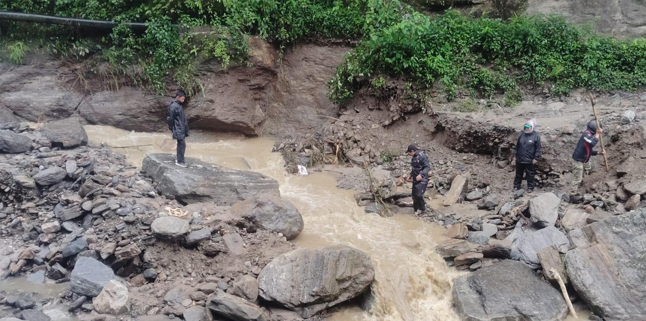 बाढीले अवरुद्ध मध्यपहाडी लोकमार्ग खुलाउने प्रयास जारी