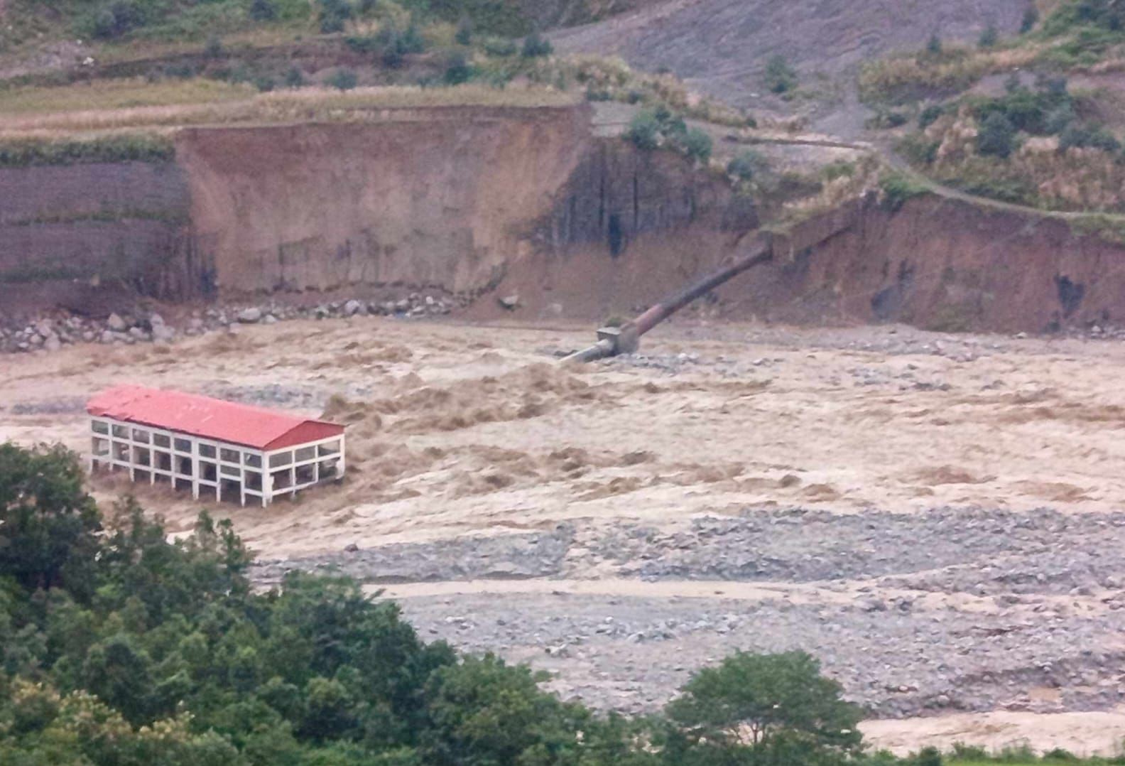 जसपा नेपालको राष्ट्रिय महाधिवेशन मञ्च हावाहुरीले भत्कायो