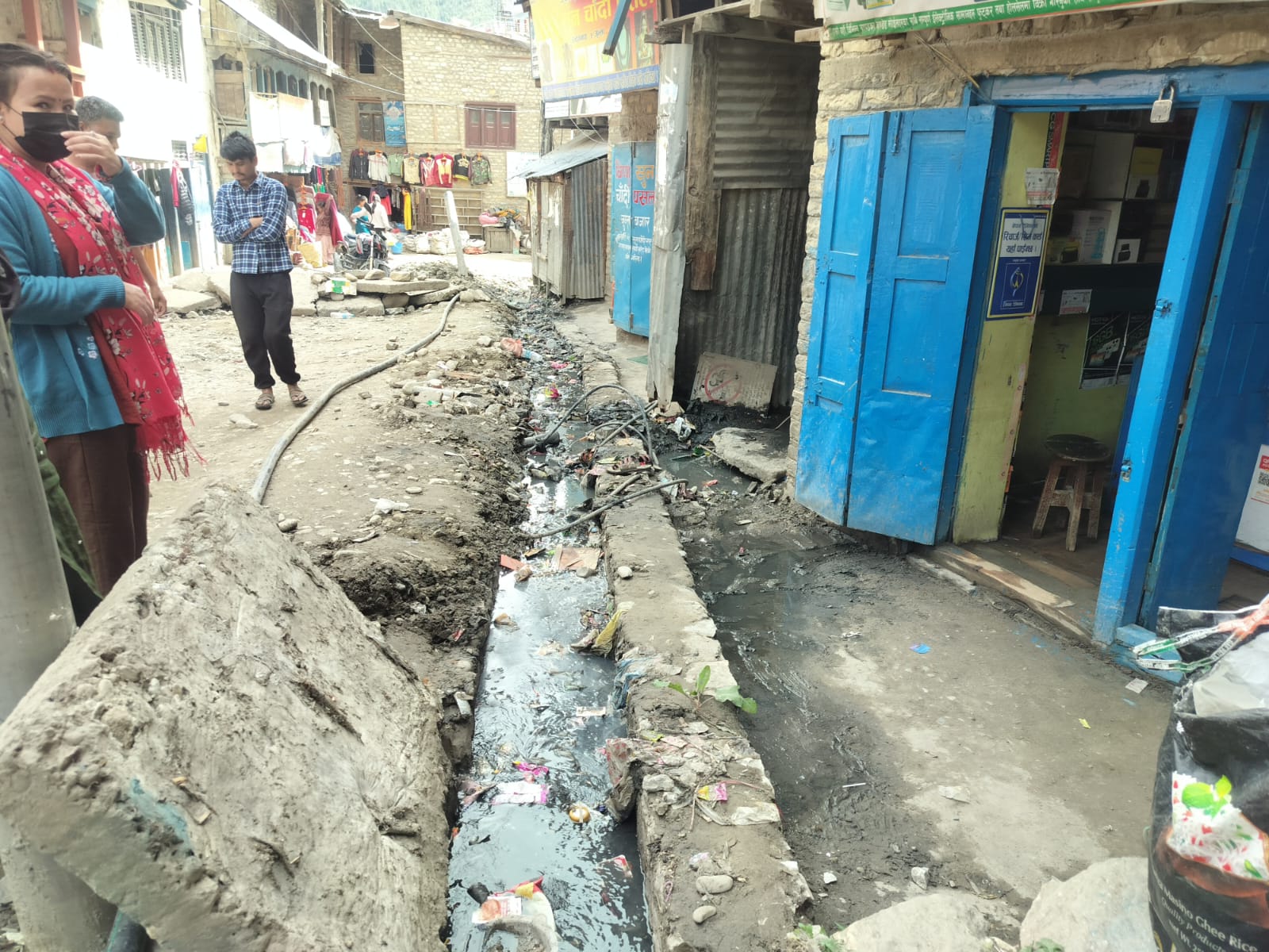नालाको फोहोरले चन्दननाथका मुख्य बजार जलमग्न