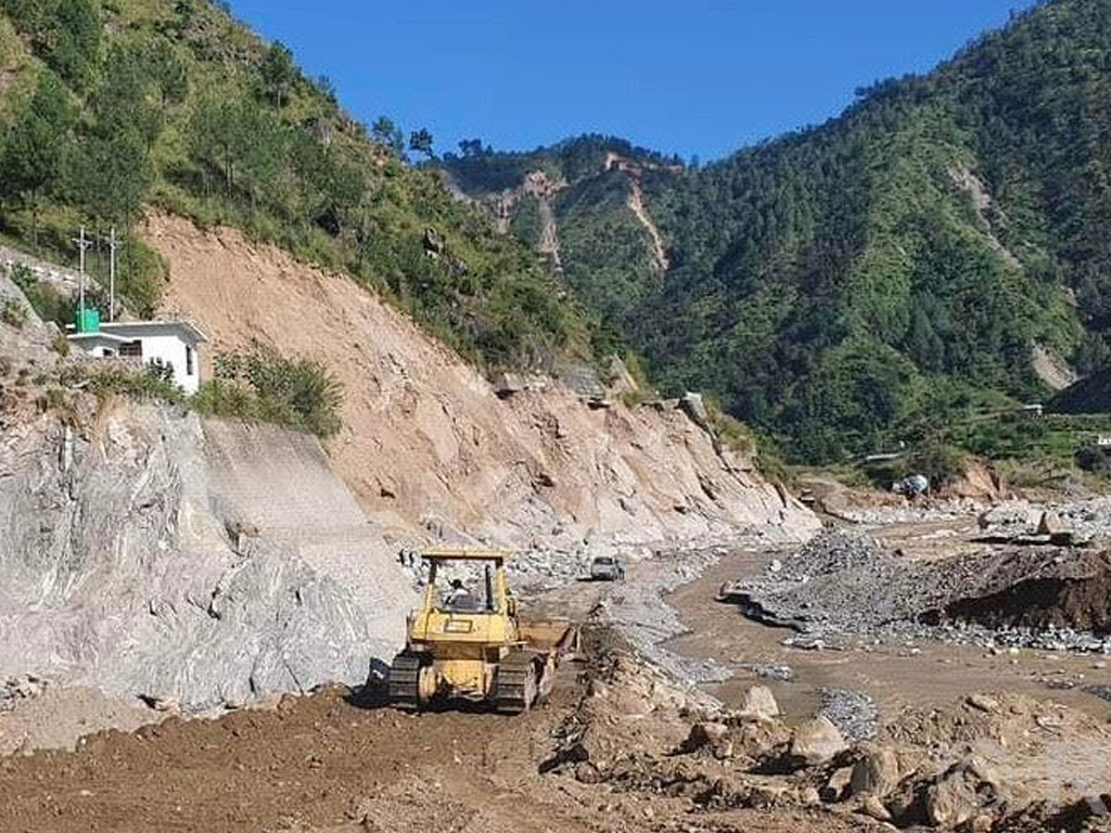 बीपी राजमार्ग पूर्णरुपमा अवरुद्ध