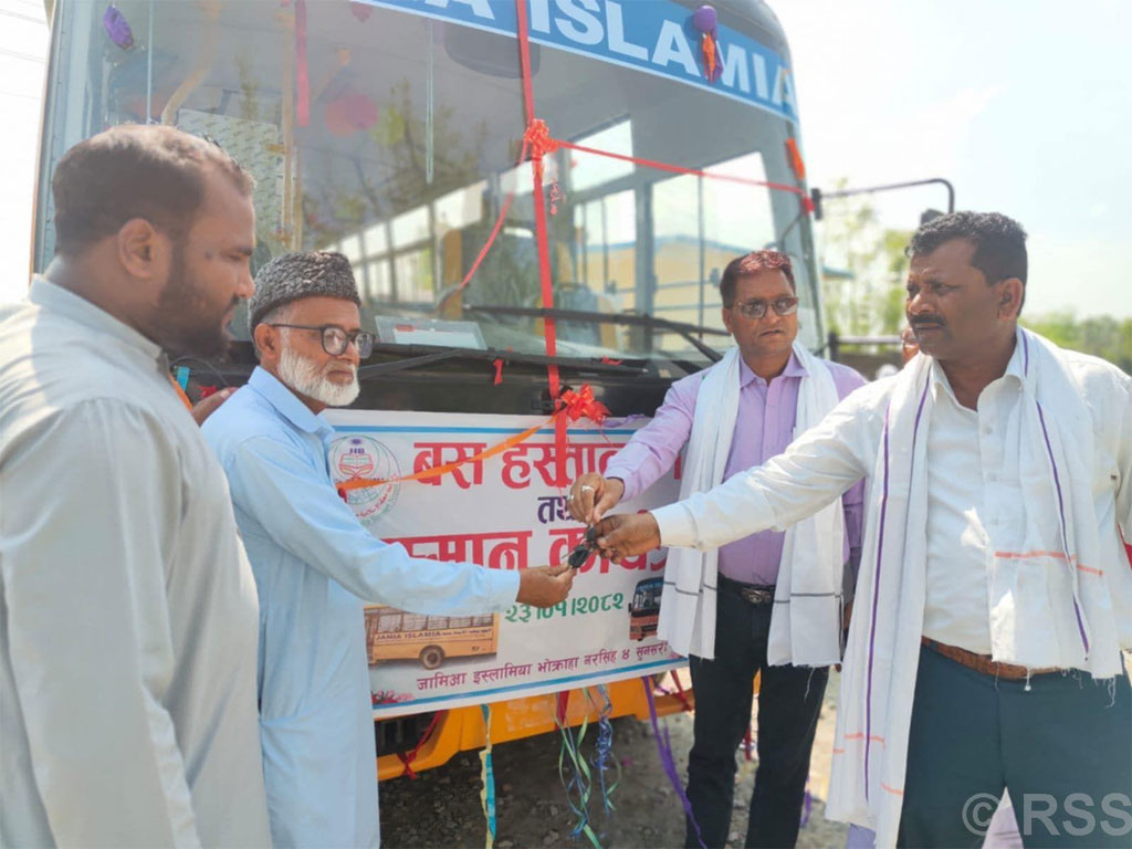 चन्दा संकलन गरेर विद्यालयलाई बस