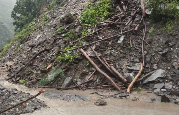 अविरल वर्षाले कर्णाली राजमार्ग अवरुद्ध