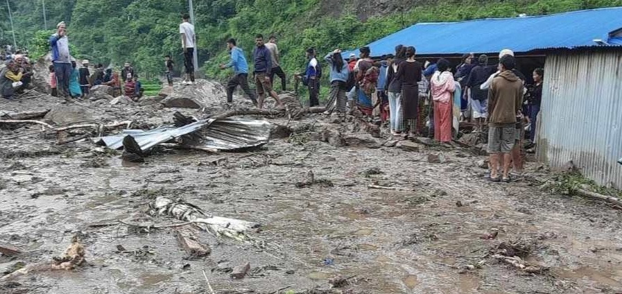 आठविसकोट बाढी : भूकम्पपछि बनाइएको अस्थायी टहरामा सुतेका थिए तीन बालिका