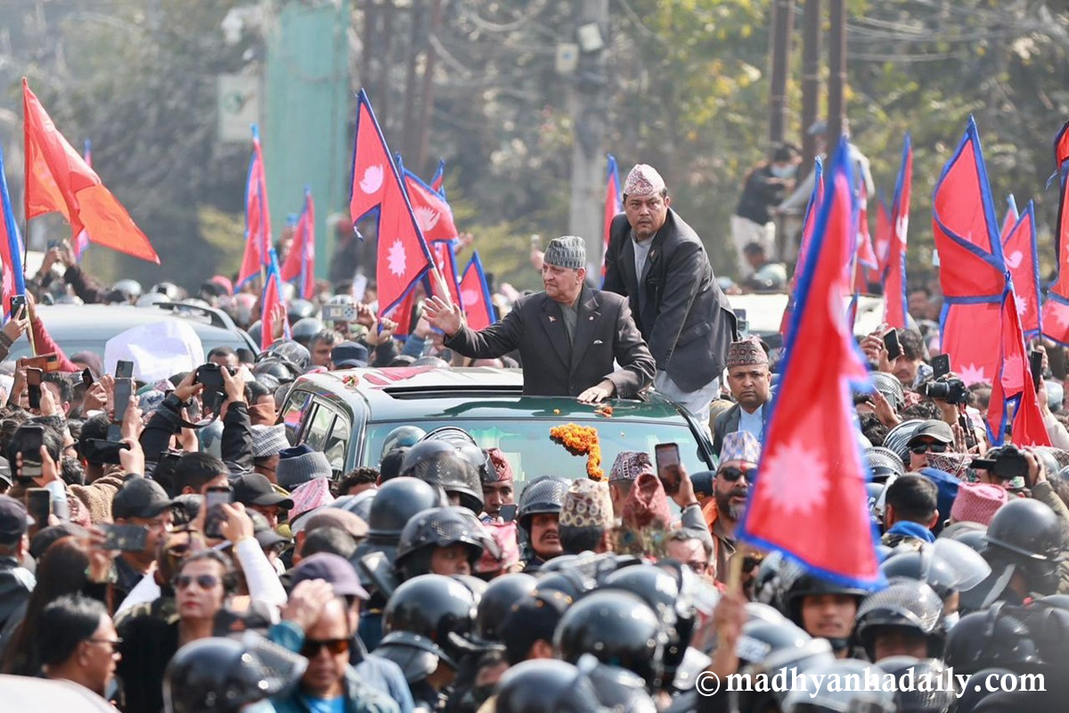 शुभेच्छुकको भिड छिचोल्दै पूर्वराजा ज्ञानेन्द्र विमानस्थलबाट निर्मल निवासतिर (तस्बिरहरू)