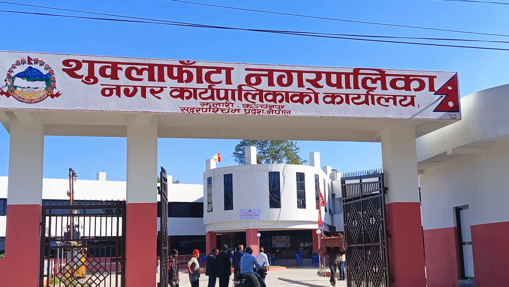 थोरै वर्षामा विद्यालय परिसर जलमग्न हुँदा पठनपाठनमा समस्या