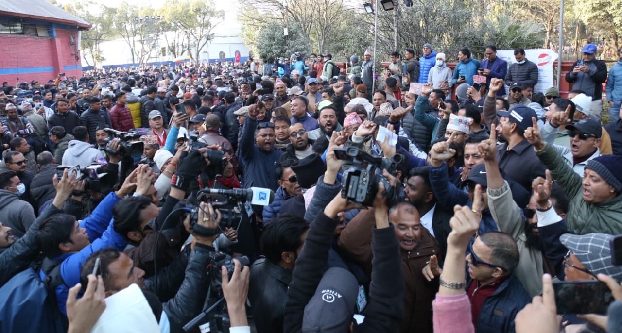 गगन-विश्वलाई कारबाहीपछि भृकुटीमण्डपमा देउवाविरुद्ध नाराबाजी