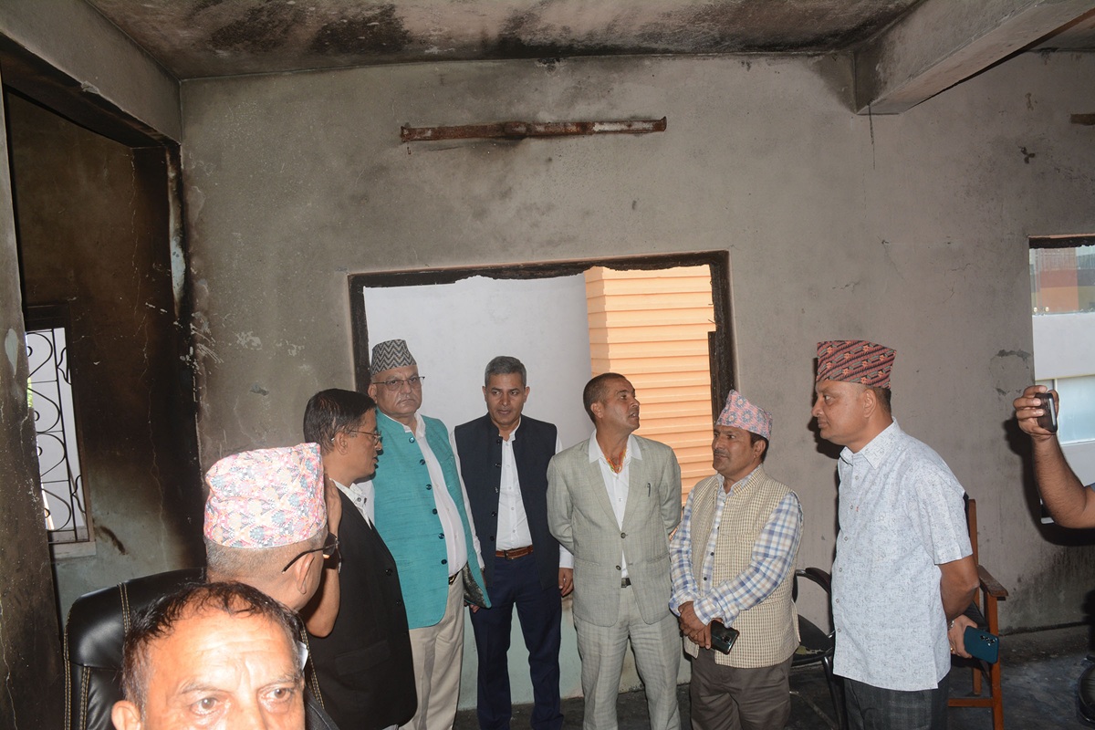 मुख्यमन्त्री पाण्डेद्वारा क्षतिग्रस्त सरकारी कार्यालयको निरीक्षण