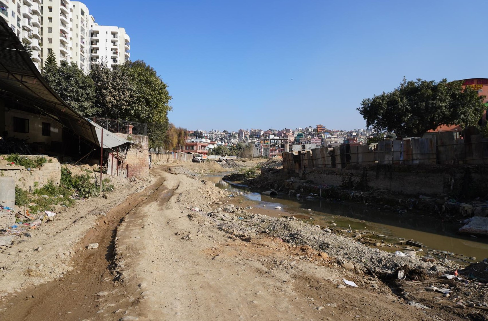 नख्खु करिडोरमा अत्यधिक धुलो र गन्ध, स्थानीयलाई सास्ती