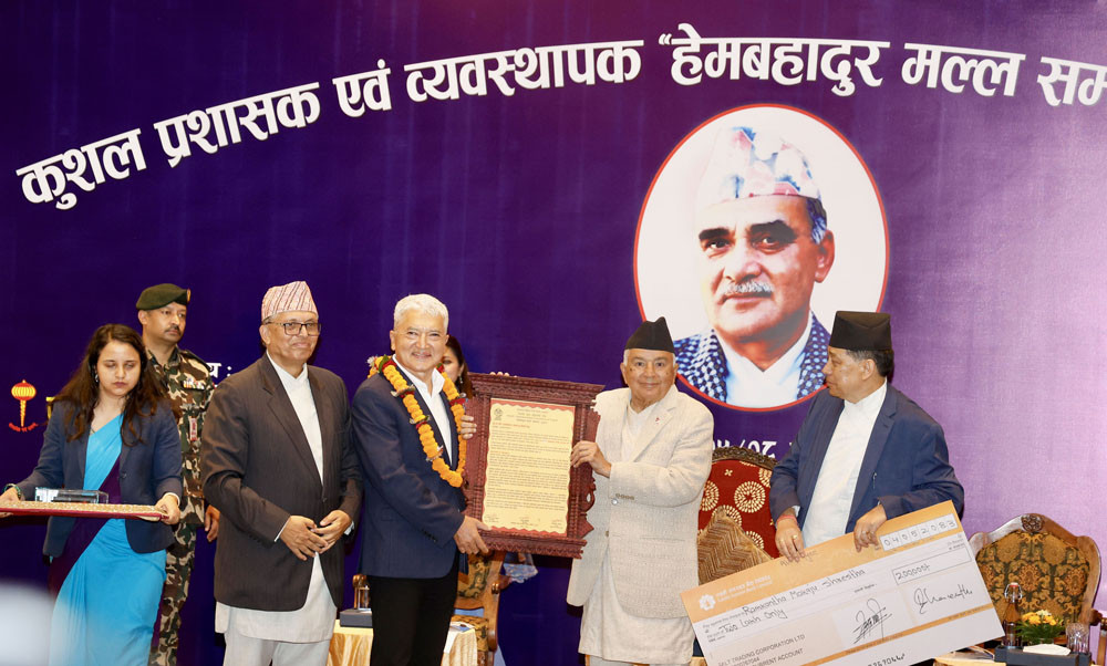 हेमबहादुर मल्ल सम्मानबाट डा. श्रेष्ठ र पूर्वसचिव खनाल सम्मानित