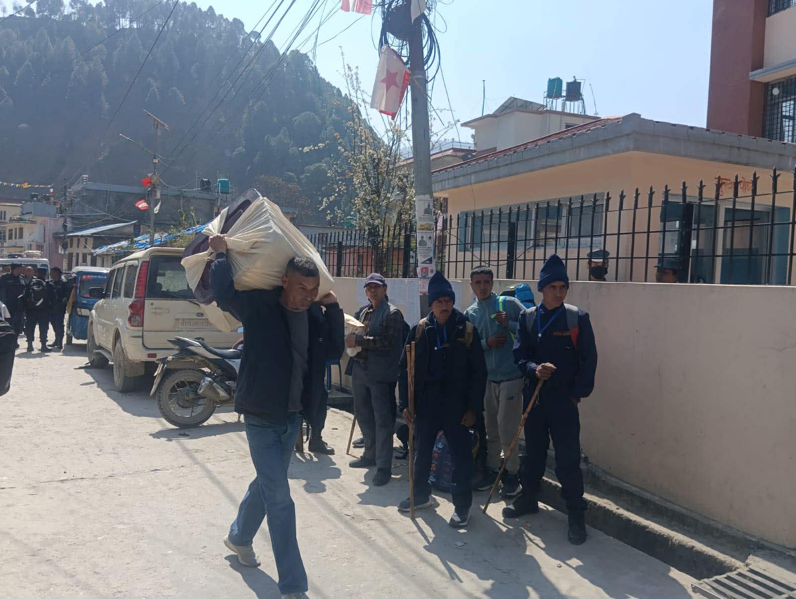 बझाङमा १ सय ८३ मतदान केन्द्रमा मतदान सामग्री र कर्मचारी खटाइयो