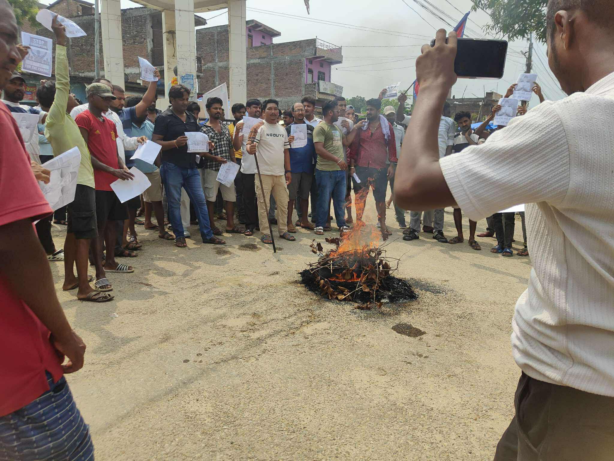 नवलपरासीमा जेनजीको समर्थनमा युवाहरूको विरोध प्रदर्शन