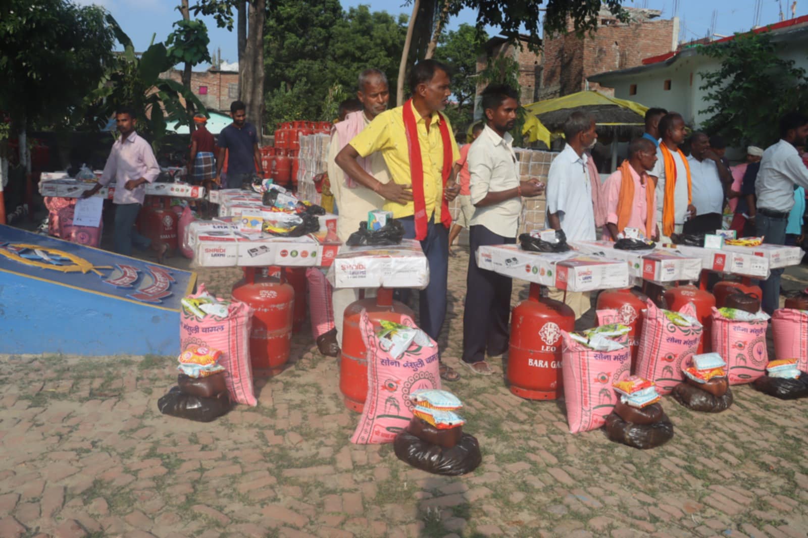 दुर्गा भगवती गाउँपालिका १ पिपरामा ग्यास सिलिण्डर वितरण