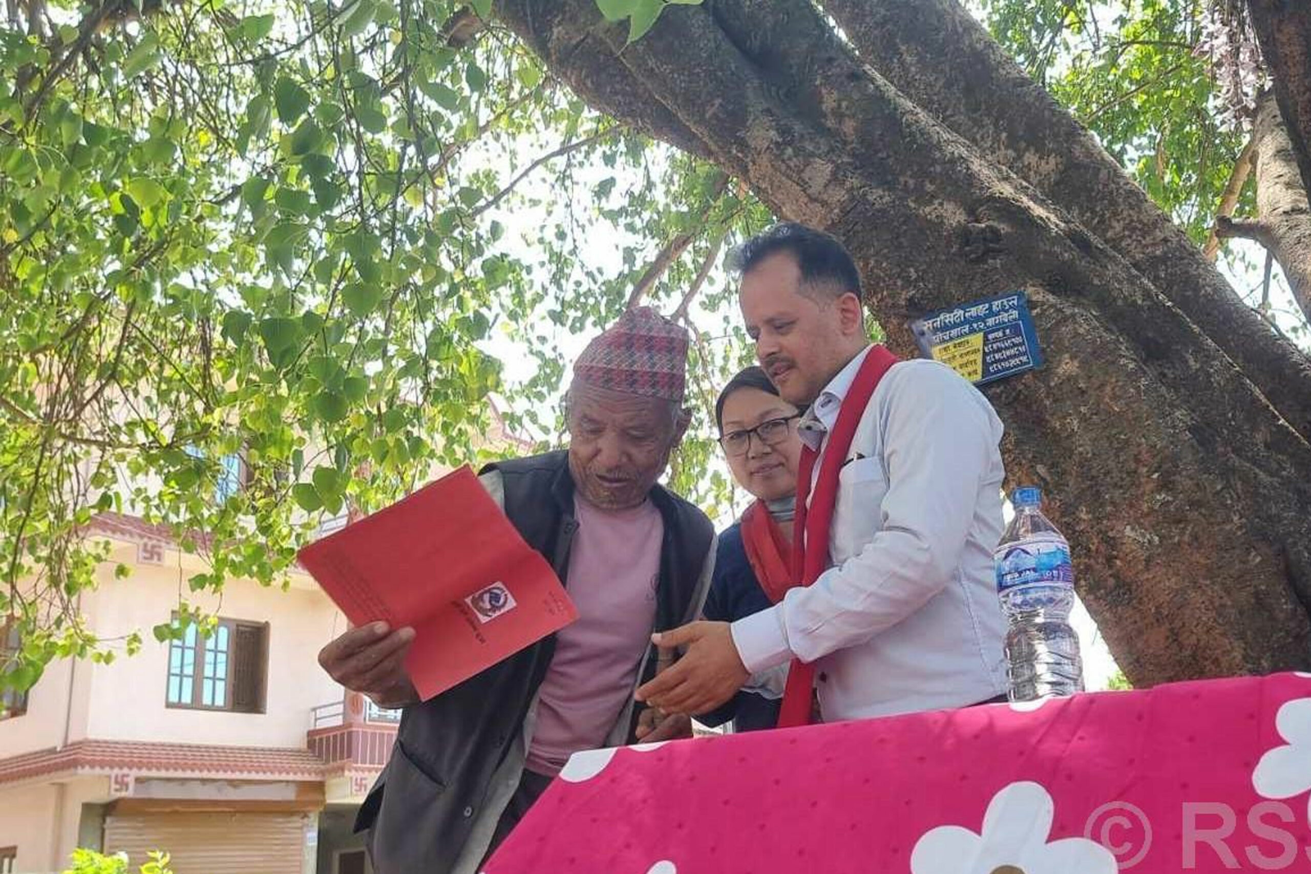 ३५ वर्षपछि २६ परिवारले पाए जग्गाधनी प्रमाणपत्र