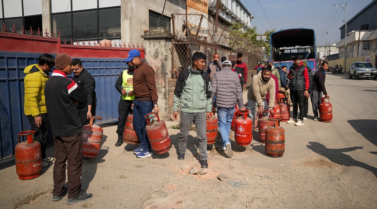 ग्यास अभावले आत्तिए उपभोक्ता, नाकाबन्दीमा जस्तै नाम टिपाउँदै