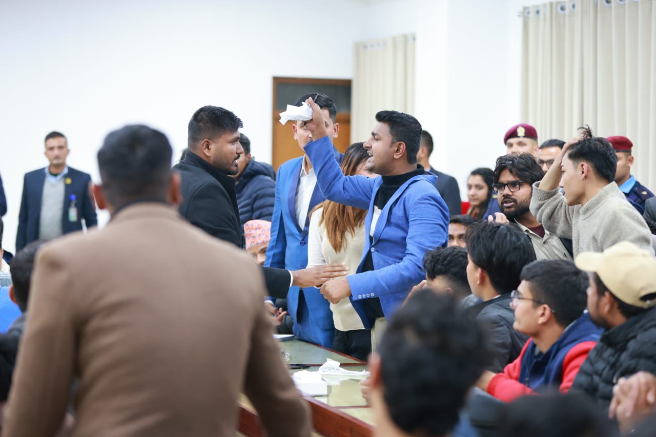 प्रधानमन्त्री कार्यालयमै जेनजी समूहबीच धक्कामुक्का