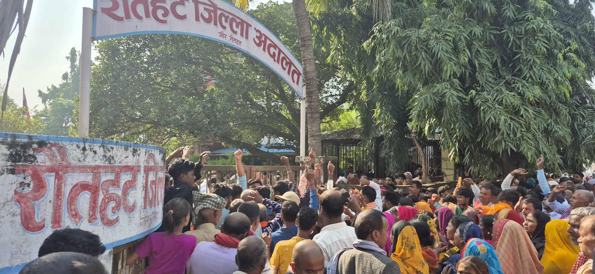 शंकर साह हत्या प्रकरणका दोषीलाई कारबाहीको माग गर्दै अदालत अगाडि प्रदर्शन